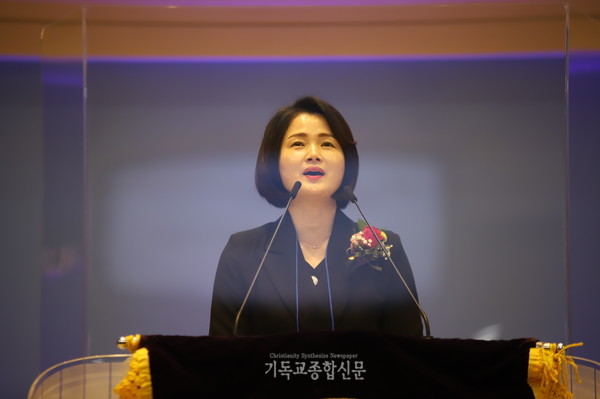 명예회장 윤경화 집사가 예배를 인도하고 있다.