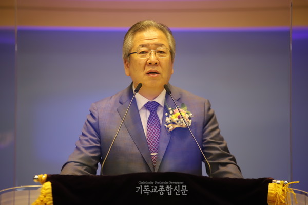 오정호 목사가 말씀을 전하고 있다.