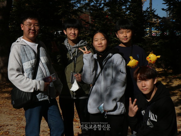 석촌중학교 고소영(사진 중앙)과 그의 친구들이 가을을 만났다.