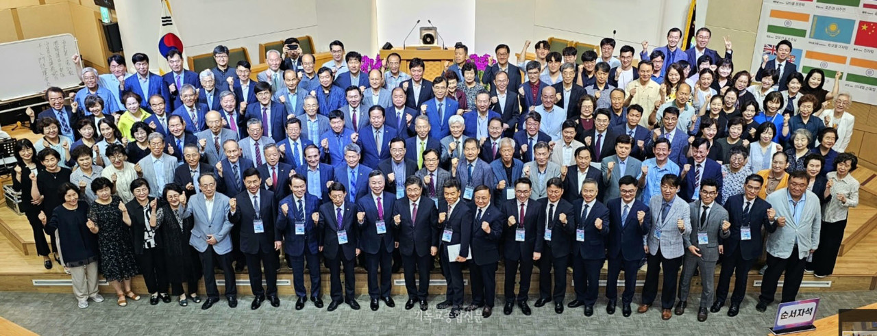 ▲ 컨퍼런스 참석자들이 기쁨으로 기념촬영을 했다.