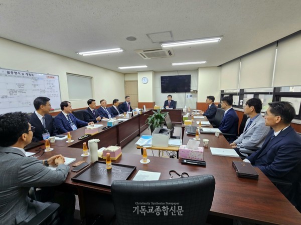 ▲ 순서담당자들이 순서에 앞서 사진 모임을 하고 있다.