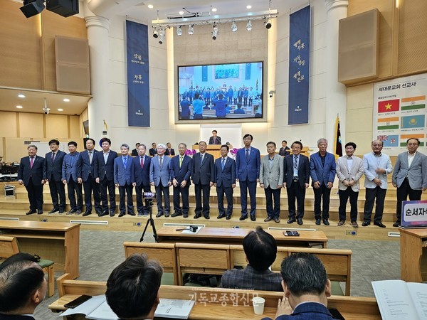 ▲ 컨퍼런스에 참석한 교단 소속 장로들이 인사하고 있다.