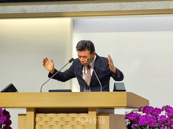 ▲ 축도하는 한수환 목사