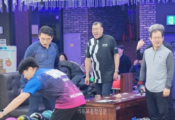 볼링대회 참여한 참가자들