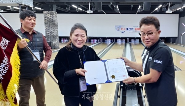 회장 윤정아 권사와 수상자 기념촬영