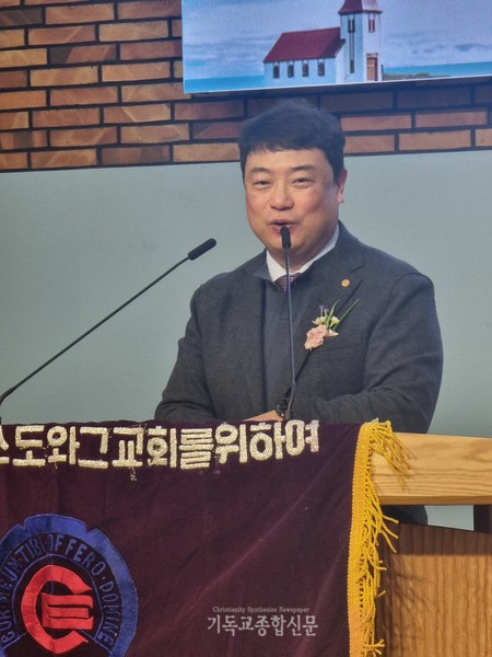 축사하는 전국CE 회장 허 동 장로