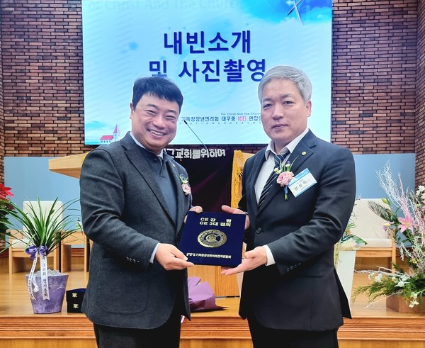 CE강령과 3대결의를 대구중CE 신임회장(사진 오른쪽)에게 전달하고 있다
