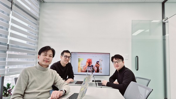 서창원 슬로우플랫폼 대표(왼쪽)가 4일 서울 강동구 사무실에서 임원들과 함께 했다.    슬로우플랫폼 제공