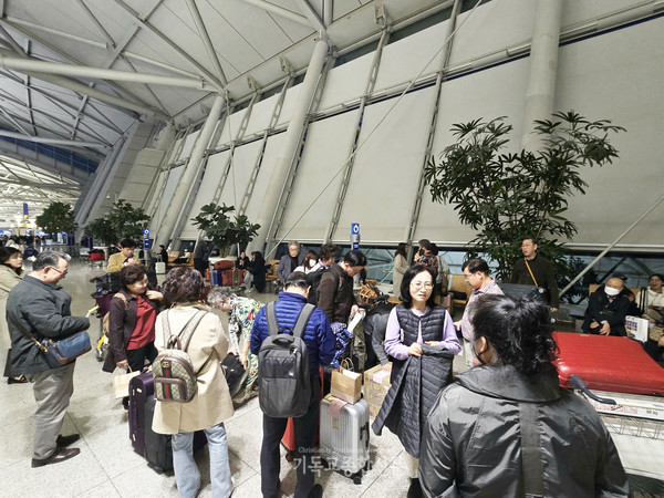 인천 국제공항에 모여든 사랑과 섬김의 사역을 감당할 선교팀들이 짐을 정리하고 있다.