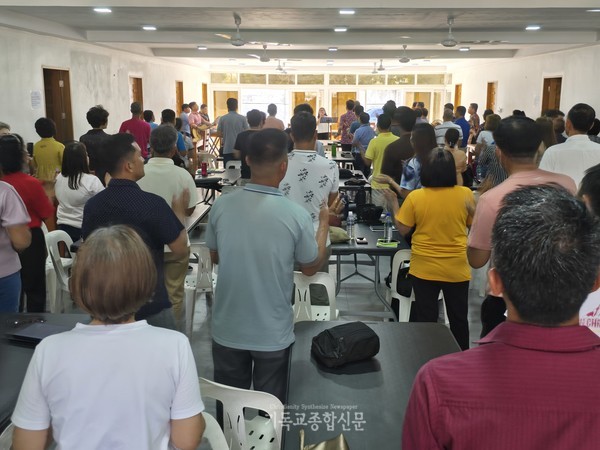 필리핀 칼빈국제대학과 BTS 개강예배에서 필리핀 인들이 찬양으로 하나님께 영광을 올리고 있다.