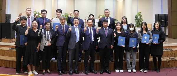 ▲ 장학금 전달식에 참석한 회원들과 수여자들이 한 마음으로 하나님께 충성을 다짐하고 있다. 
