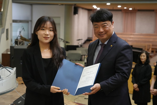 ▲ 장학금 전달하는 전국CE 회장 허 동 장로