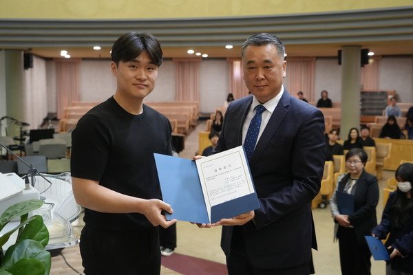 ▲ 장학금을 전달하는 광주전남CE 협의회 회장 김영삼 집사