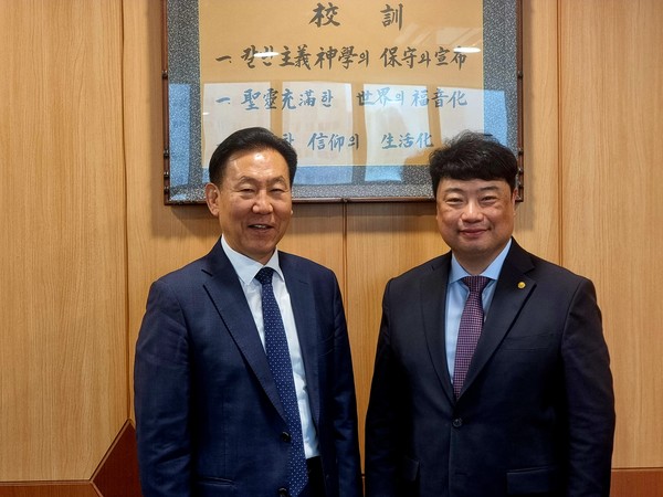 ▲ 광신대 김경윤 총장(좌), 전국CE 회장 허 동장로(우)