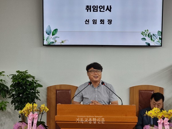 인사하는 전북서CE 신임회장 임기배 집사