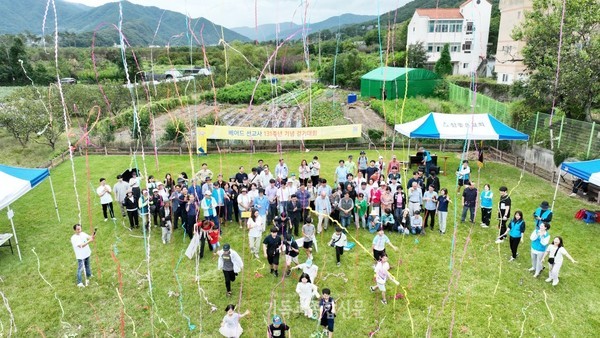 출발하는 참가자들