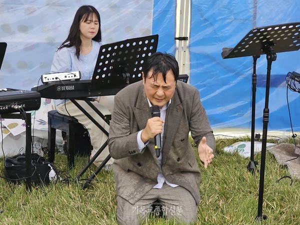 찬양 기도회를 인도하는 아둘람 워십