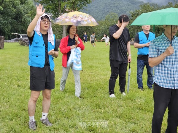 비를 맞으며 기도하는 참가자들