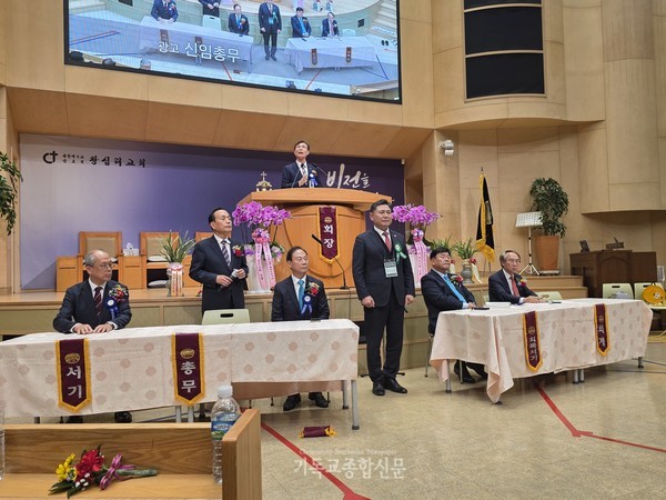 제55회기 전장연 실무임원들, 총괄 최규운 장로가 인사하고 있다.