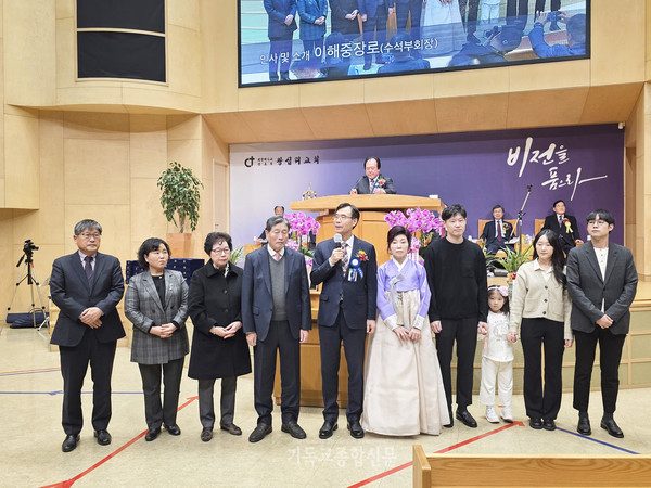 이해중 장로가 가족들을 소개하고 있다. 