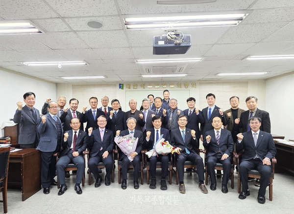 찬양율동지도자연구원 제71회기 이사회 및 이사장 배만석 목사 취임 감사예배 침석자들