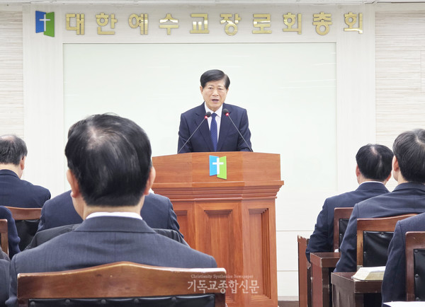 말씀을 전하는 찬율 이사장 배만석 목사