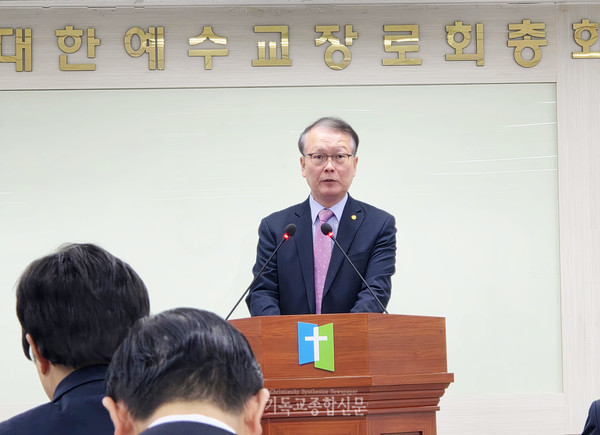 예배를 인도하는 찬율 원장 김충길 장로(전국주일학교 연합회 회장)