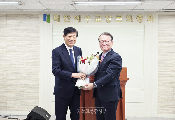 이사장 배만석 목사(좌)에게 축하의 꽃다발을 전하는 전국주교 회장 김충길 장로