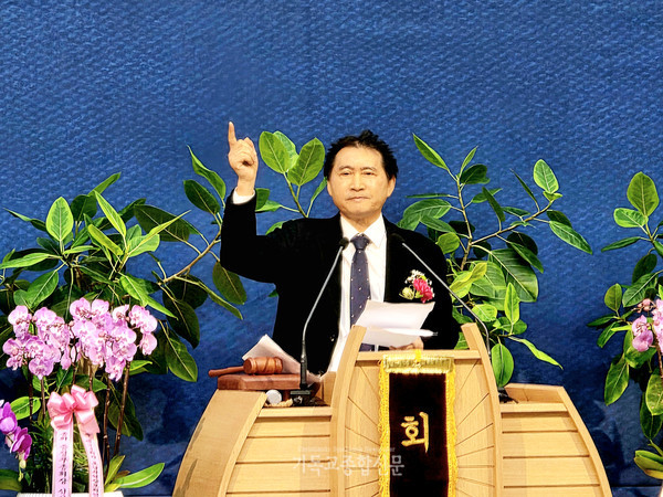 증경총회장 백남선 목사가 말씀을 전하고 있다.