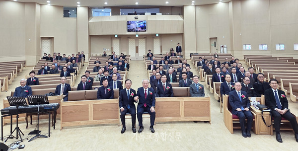 호장연 정기총회에 참석자들이 밝은 미래를 약속하며 단체사진 촬영을 하고 있다. 