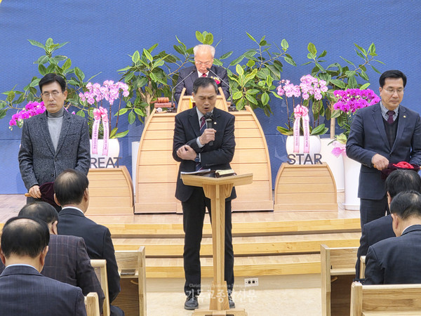 회계 최규상 장로(가운데)의 헌금기도