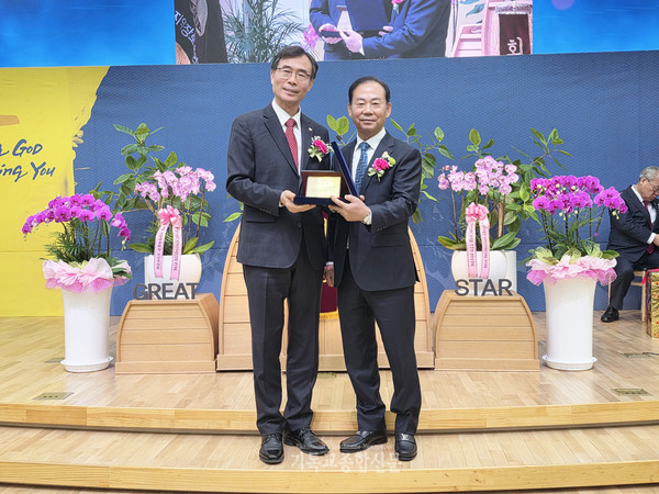 전장연 회장 이해중 장로가 이임하는 호남장로회장 정종식 장로에게 공로패를 전달했다.
