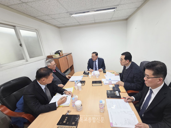 합동타임즈조사처리위원회 회의가 진행되고 있다.